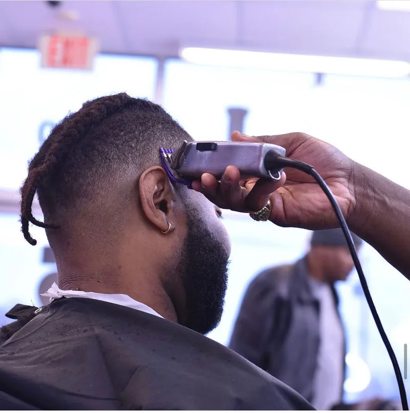 Clippers working a fade, close up